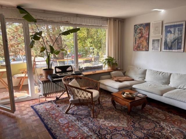 Lichtdurchflutete vollmöbilierte 76 qm2 Wohnung mit großer Küche und sonnigen Balkon direkt am Cheltenham Park und dem wunderschönen Ostviertel