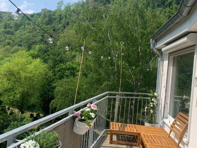 Lichtdurchflutete Wohnung mit Traumbalkon & Festungsblick im Grünen
