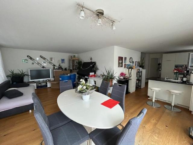 Lichtdurchflutete Wohnung mit Weitblick ins Grüne und grossem Balkon