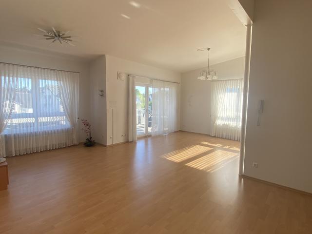Lichtdurchflutete Wohnung mit Aufzug, Balkon und Einzelgarage