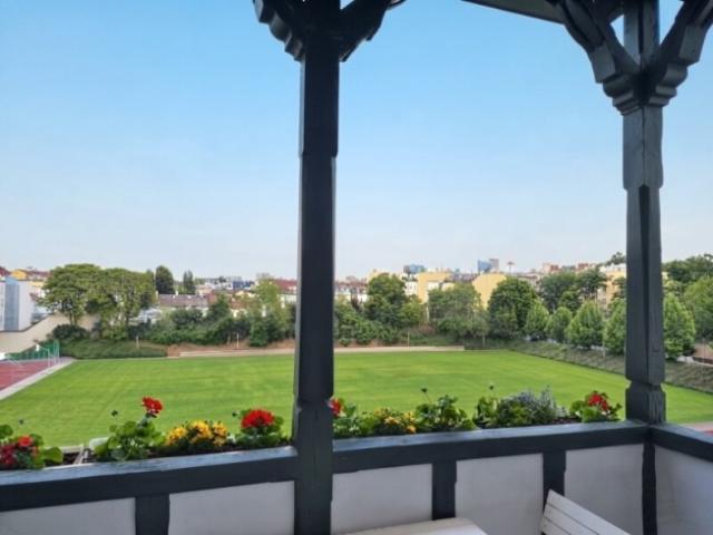 LICHTDURCHFLUTETE WOHNUNG MIT BALKON BEI SCHÖNBRUNN