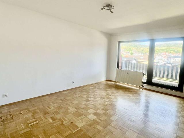 Lichtdurchflutete Wohnung mit Einbauküche, Balkon und Stellplatz
