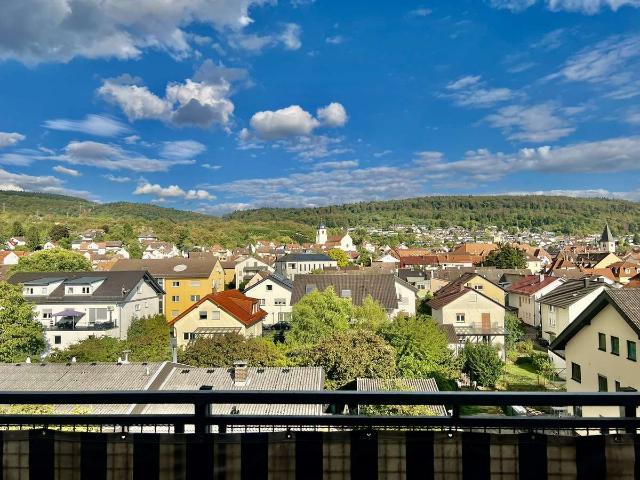 Lichtdurchflutete Wohnung mit Einbauküche, Balkon und Weitblick ins Grüne