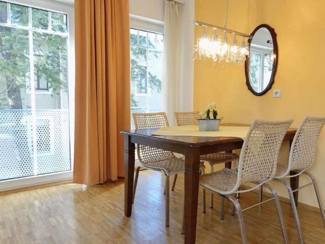Lichtdurchflutete Wohnung mit großem Balkon – ruhige Villenlage