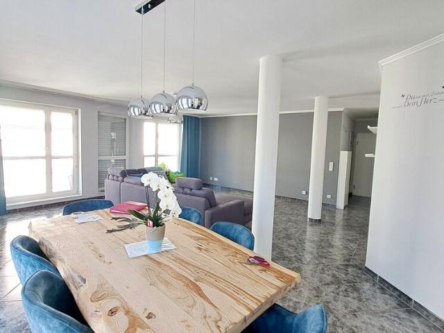 Lichtdurchflutete Wohnung mit moderner Einbauküche