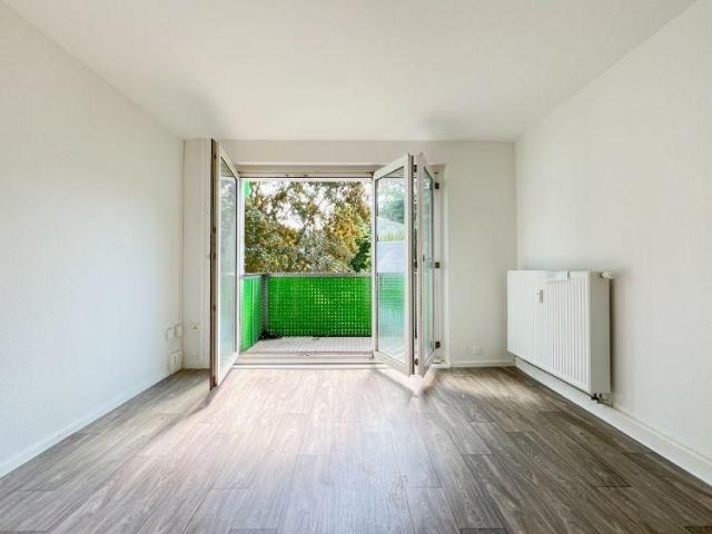 Lichtdurchflutete Wohnung mit stilvollen Flügeltüren zum Balkon in ruhiger Lage