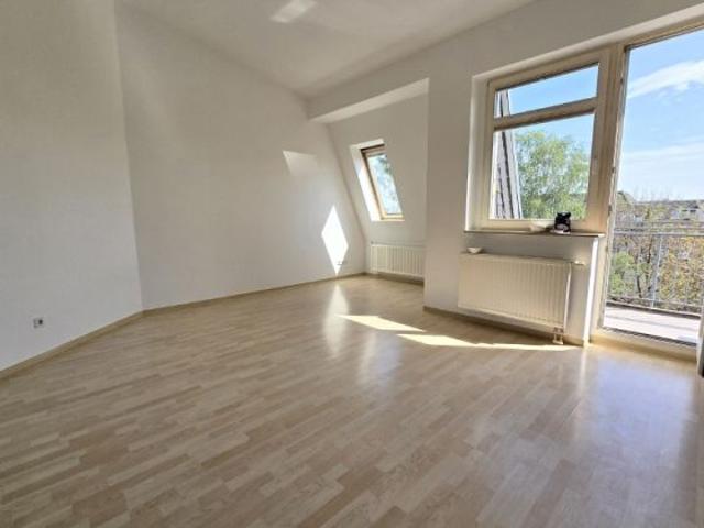 Lichtdurchflutete Wohnung im Dachgeschoss mit hohen Decken, Lift, großer Terrasse und TG
