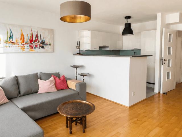 Lichtdurchflutete, zentrale, vollmöblierte 3 Zimmer Wohnung in ruhiger Innenhoflage