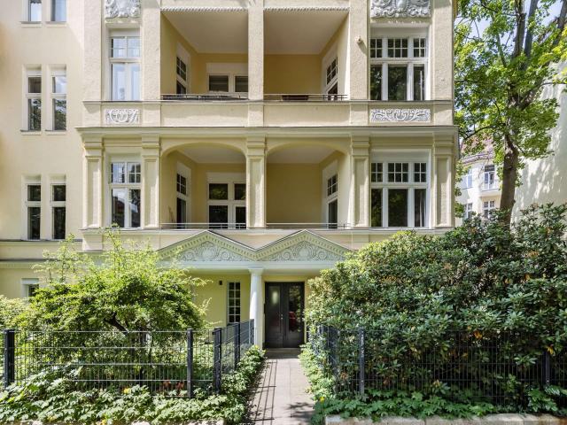 Lichtdurchflutete Altbauwohnung mit Balkon im Herzen des Rheingauviertels