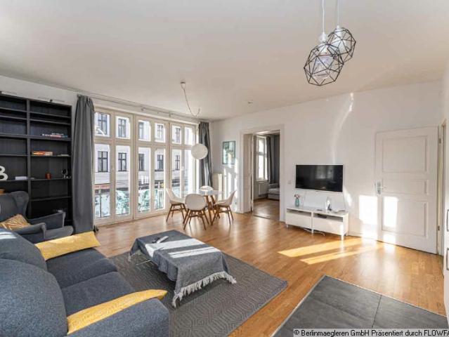 Lichtdurchflutete Altbauwohnung mit Süd Balkon und Aufzug im Simon Dach Kiez