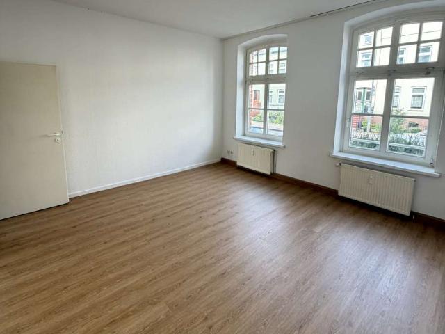 Lichtdurchflutete Altbauwohnung: 2 Zimmer Wohnung mit Balkon