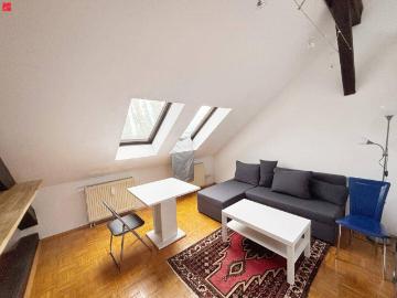 Lichtdurchflutete Altbau Dachgeschoßwohnung mit Loggia – Historischer Charme trifft Moderne!