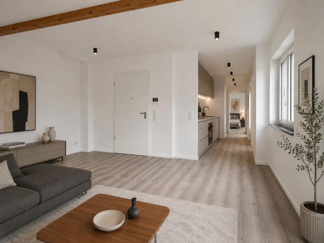 Lichtdurchflutete Architektenwohnung mit nahezu umlaufendem Balkon