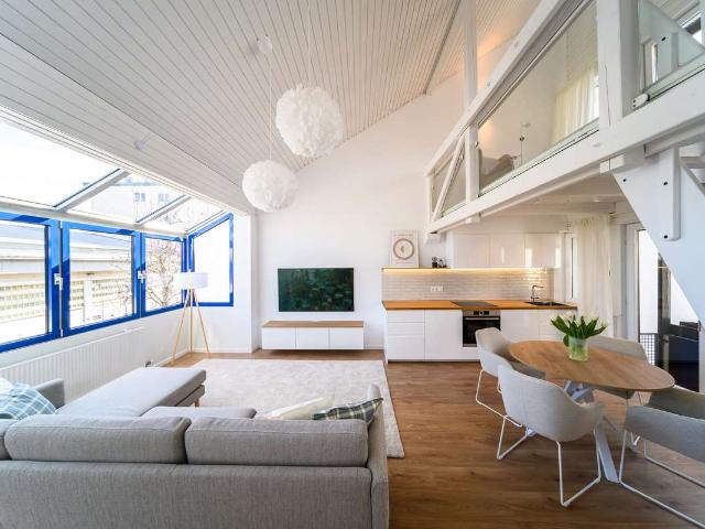 Lichtdurchflutete Atelierwohnung mit Galerie – modernisiert 2024, provisionsfrei