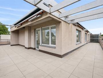 Lichtdurchflutete Attikawohnung mit grosszügiger Dachterrasse