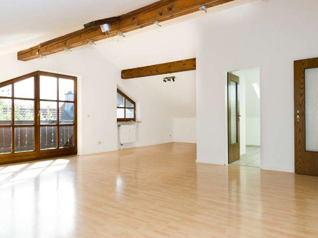 Lichtdurchflutete Dachgeschosswohnung mit Alpenblick, Südwestbalkon und Garage