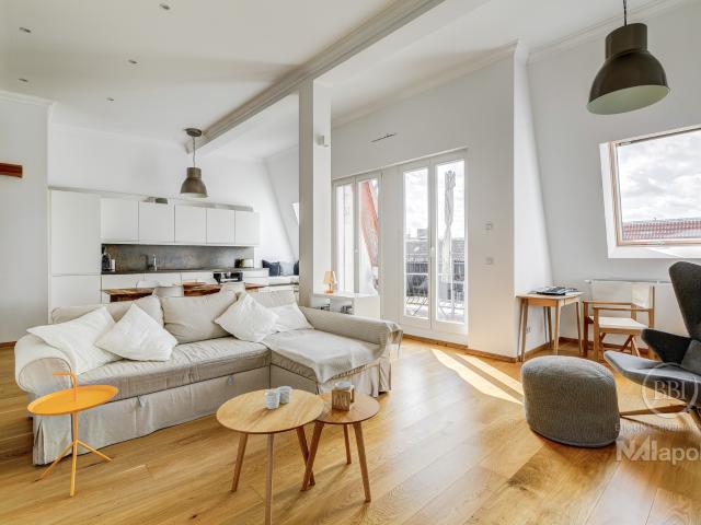 LICHTDURCHFLUTETE DACHGESCHOSSWOHNUNG MIT AUFZUG UND TERRASSE IN BEGEHRTER KIEZLAGE!