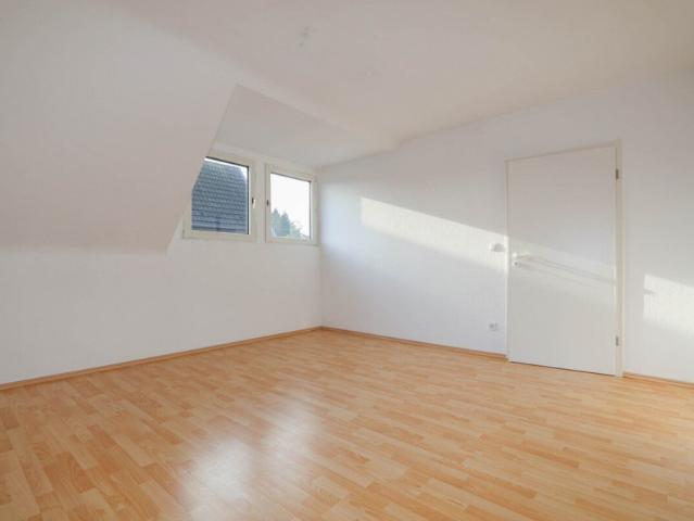 Lichtdurchflutete Dachgeschosswohnung mit Balkon zum Wohlfühlen