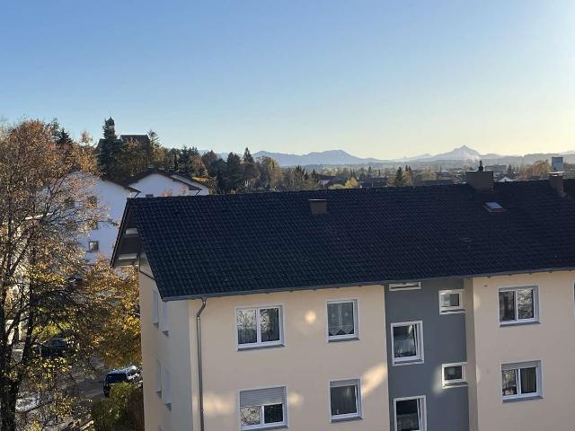 Lichtdurchflutete Dachgeschosswohnung mit Bergblick und Balkon
