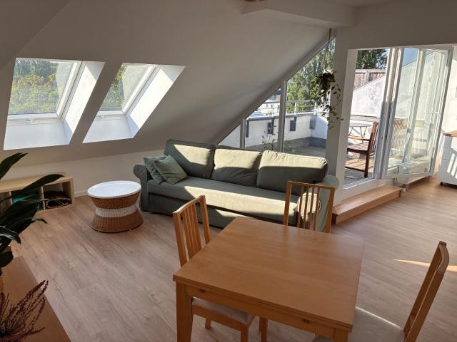 Lichtdurchflutete Dachgeschosswohnung mit Einbauküche wartet auf Sie!