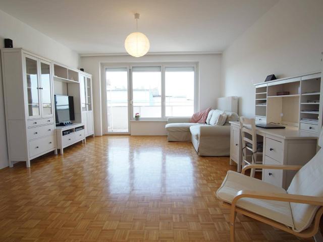Lichtdurchflutete Dachgeschosswohnung mit Fernblick, Loggia und Lift – Provisionsfrei