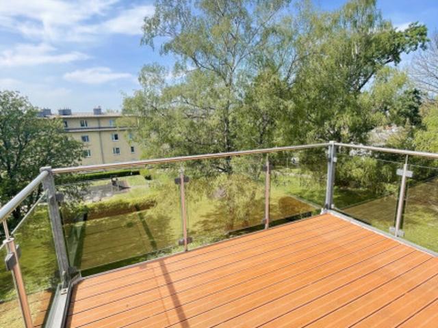 Lichtdurchflutete Dachgeschoßwohnung mit großem Balkon und Einbauküche in schöner Grünlage!