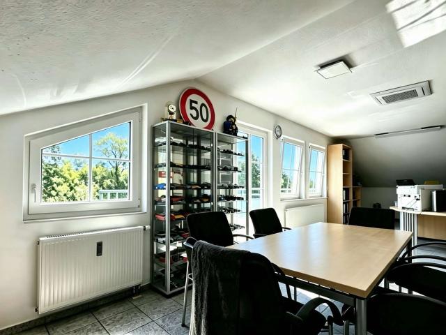 Lichtdurchflutete Dachgeschosswohnung mit großem Balkon und Klimaanlage