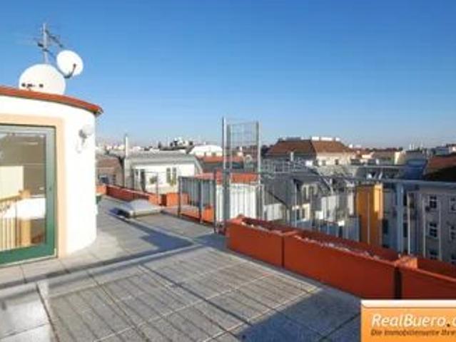 Lichtdurchflutete Dachgeschoßwohnung mit sehr großer Terrasse in der Wolfganggasse