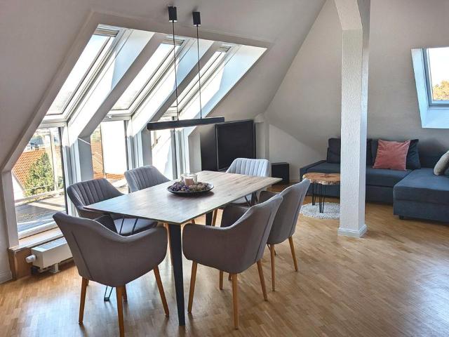 Lichtdurchflutete Dachgeschosswohnung in Jugendstilvilla