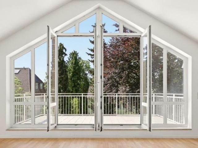 Lichtdurchflutete Dachgeschosswohnung in ruhiger Lage mit großer Fensterfront & Dachterrasse