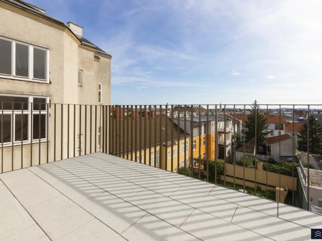 LICHTDURCHFLUTETE DACHGESCHOSSWOHNUNG TERRASSE MIT TRAUMHAFTEM BLICK ÜBER WIEN IN BESTER LAGE DES 17. BEZIRKS