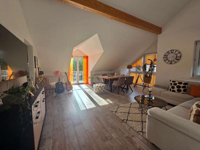 Lichtdurchflutete Dachgeschoss Wohnung mit neuer Klimaanlage in Gilching
