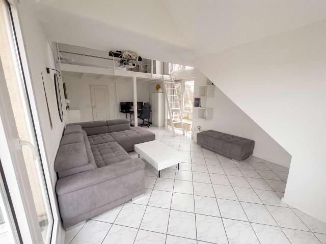 Lichtdurchflutete Dachwohnung mit Balkon und Stellplatz