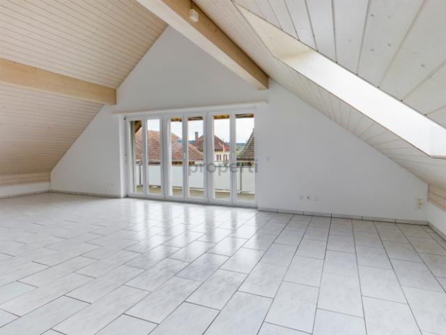 Ruhige 3.5 Zimmer Dachwohnung mit Charme und Südwestbalkon in Diessbach
