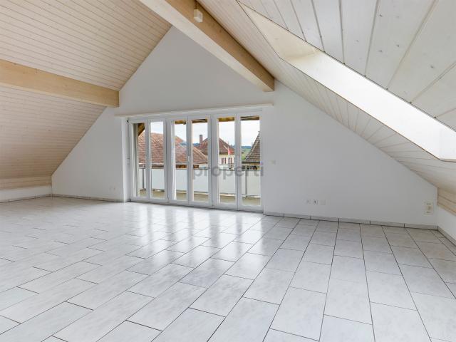 Ruhige 3.5 Zimmer Dachwohnung mit Charme und Südwestbalkon in Diessbach