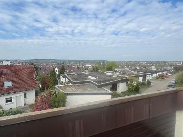 „Lichtdurchflutete Dachwohnung mit Panorama Aussicht in ruhiger Lage“