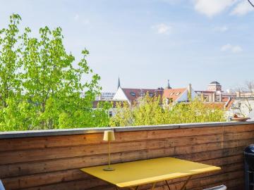 Lichtdurchflutete DG Wohnung in Toplage, bezugsfrei, von privat