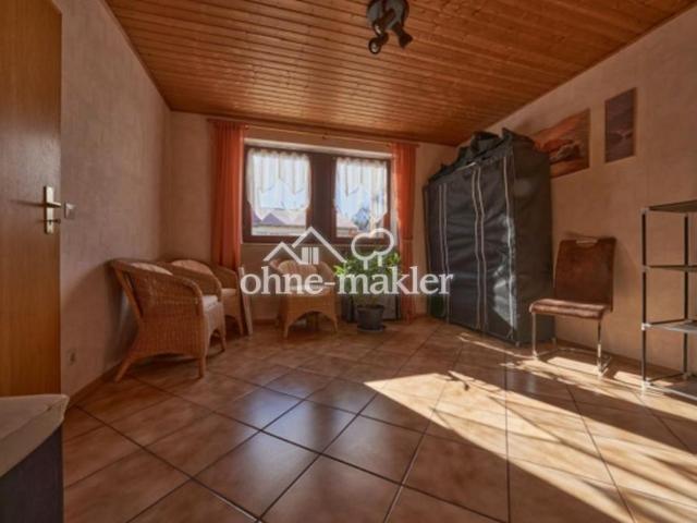 Lichtdurchflutete Doppelhaushälfte mit Balkon und Garage