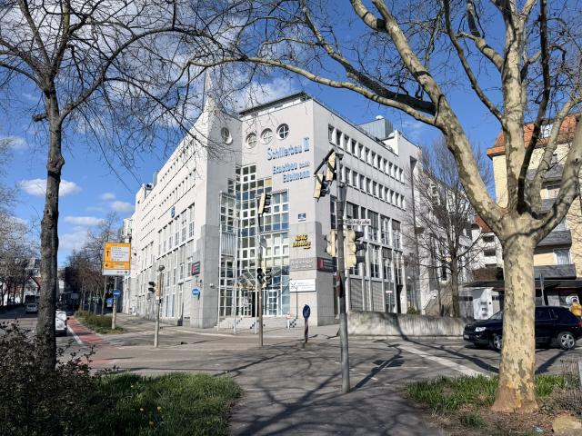 Lichtdurchflutete Fläche im Schillerbau Büro, Praxis oder Perspektive Wohnen