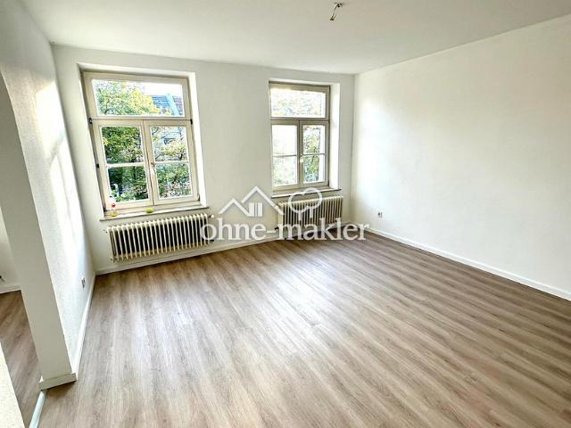 Lichtdurchflutete, frisch renovierte 2 Zimmer Wohnung in begehrter Lage