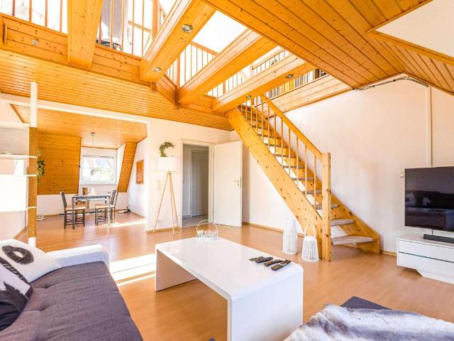 Lichtdurchflutete Galerie Maisonette Wohnung 3 4 Zimmer mit Wintergarten und Weitblick, Heroldsbach