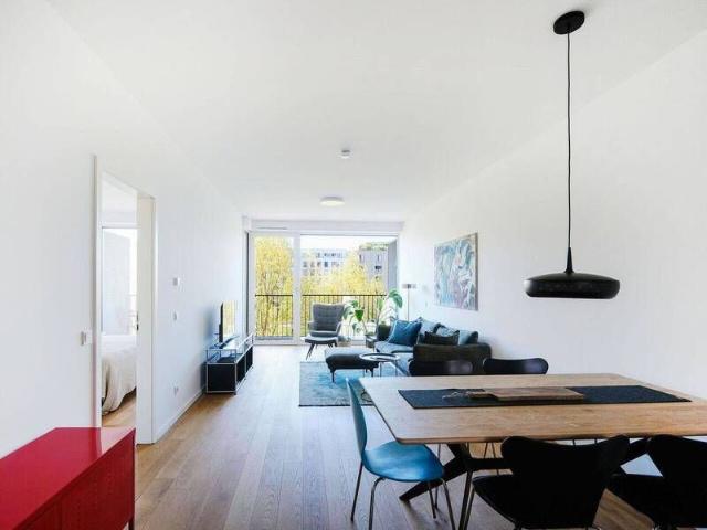 Lichtdurchflutete, geschmackvoll neu möblierte Wohnung mit Parkblick flexibler Zeitmietvertrag