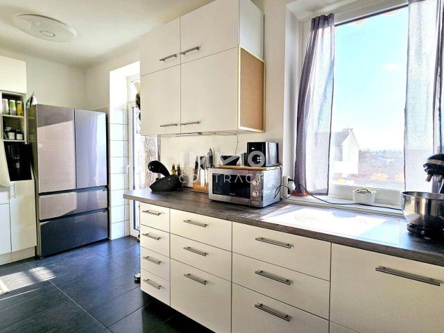 Aussicht inklusive: Helle, sehr große 3 Zimmer Wohnung mit Balkon und Garage in attraktiver Lage