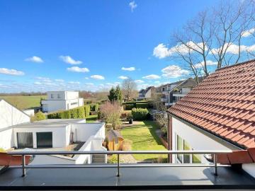 Lichtdurchflutete, großzügige DG Wohnung mit Gartenblick