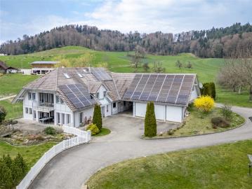 Lichtdurchflutete Landhaus Villa mit Pferdestallungen