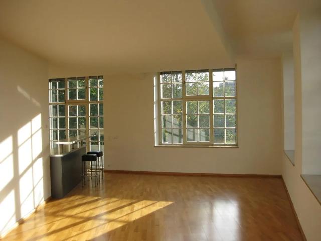 Lichtdurchflutete Loft Wohnung mit schicker Einbauküche