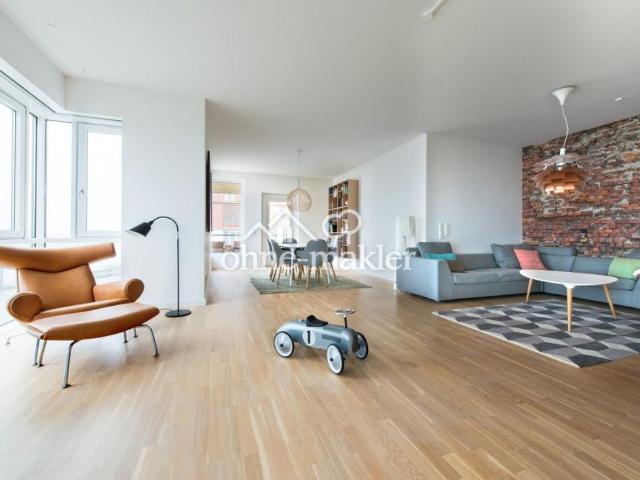 Lichtdurchflutete Luxuswohnung mit Blick auf den Hafen und die Elbe von YOO Philippe Starck