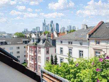 Lichtdurchflutete Maisonette mit Skyline Blick & Dachterrasse in Frankfurt Nordend Ost