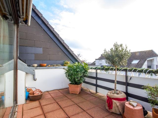 LICHTDURCHFLUTETE MAISONETTE WOHNUNG IN RUHIGER WOHNLAGE