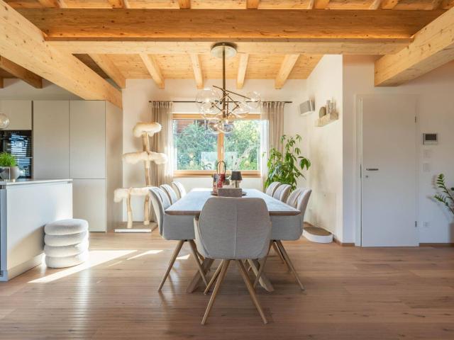 Lichtdurchflutete Maisonette Wohnung mit Garten und Bergblick